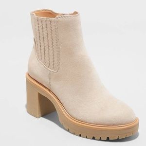 Universal thread Katrina lug sole Chelsea boot